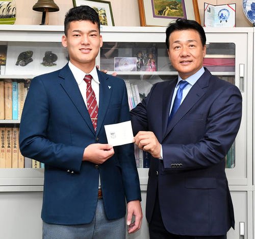 指名あいさつで東邦を訪れた与田監督（右）石川に交渉権確定の当たりくじを手渡す（撮影・前岡正明）