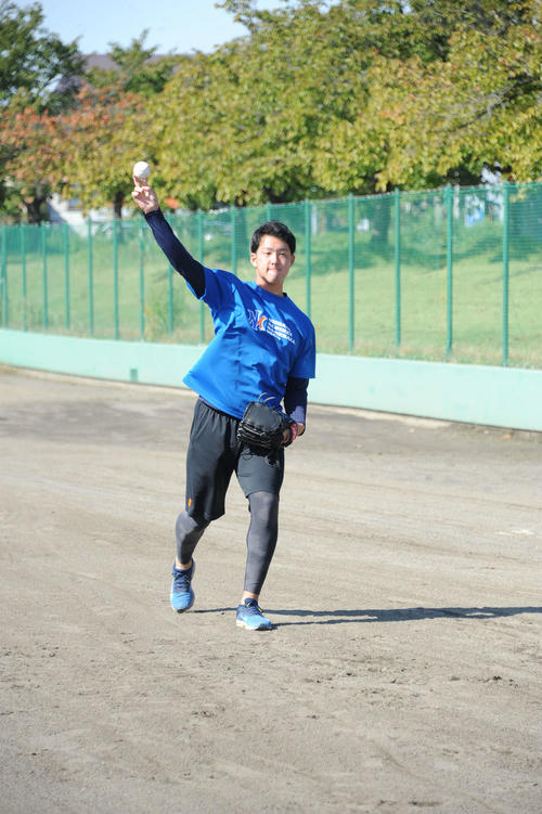 キャッチボールで体をほぐす長谷川