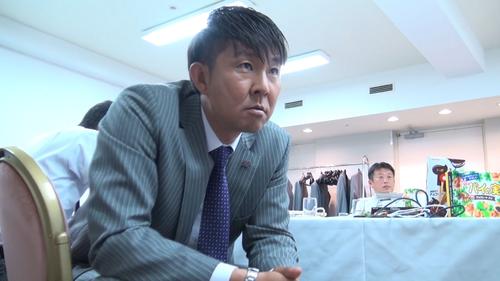 ロッテが公開した「ドラフト会議舞台裏映像」のワンシーン。大船渡・佐々木の担当の柳沼スカウトは抽選結果を祈る（球団提供）