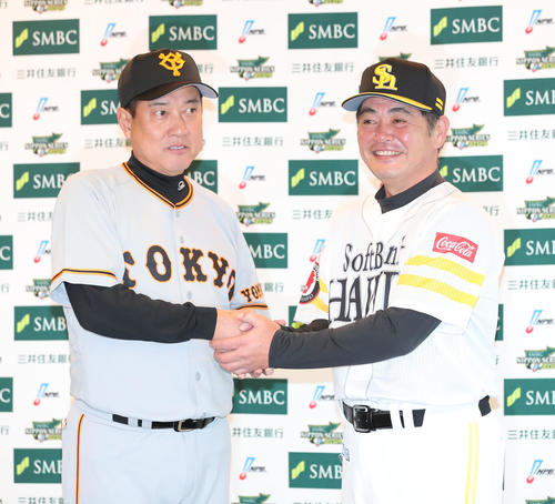 監督会議で握手を交わす巨人原辰徳監督（左）とソフトバンク工藤公康監督（撮影・梅根麻紀）