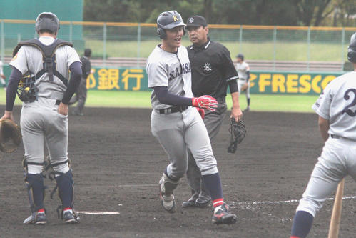 関大対関学大　5回表、2ランを放ち生還する関大・野口智哉内野手（撮影・柏原誠）