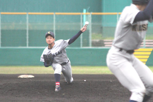 関大対関学大　力投する関大・森翔平（撮影・柏原誠）
