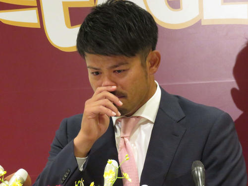 引退会見で涙を流し、声を詰まらせる楽天今江