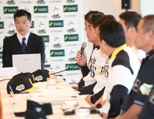 監督会議で先発を「千賀滉大」と予告する工藤公康監督（撮影・梅根麻紀）