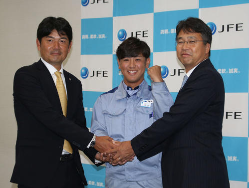 日本ハム大渕スカウト部長（右）と加藤スカウト（左）からドラフト1位指名のあいさつを受けたJFE西日本・河野（撮影・木下大輔）