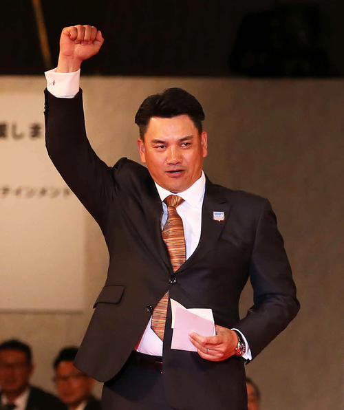 大船渡・佐々木の交渉権を獲得しガッツポーズを見せるロッテ井口監督（2019年10月17日撮影）