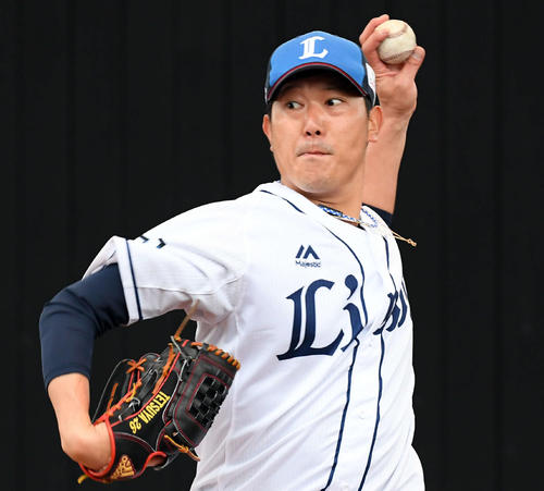 ブルペンで投球練習をする西武内海（撮影・たえ見朱実）