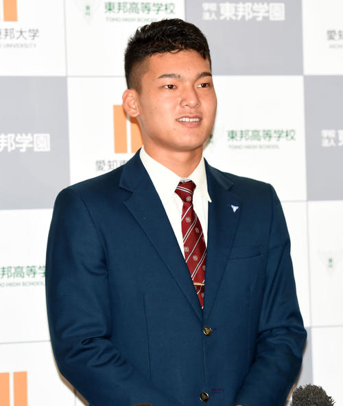 中日の指名あいさつ後、記者の質問に答える石川（撮影・前岡正明）