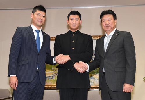 プロ野球ドラフト　奥川恭伸（中央）は指名あいさつに訪れた阿部健太担当スカウト（左）と伊東昭光編成部長と握手を交わす（撮影・奥田泰也）