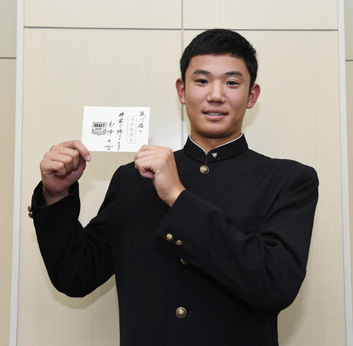 星稜・奥川はヤクルト高津監督のメッセージの入ったドラフト当たりクジを手に笑顔（撮影・奥田泰也）