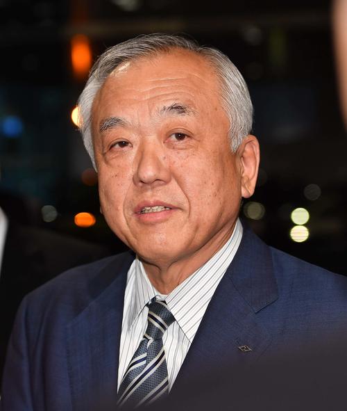 矢野燿大監督から報告を受け、囲み取材に応じる阪神タイガース藤原崇起オーナー（撮影・上田博志）