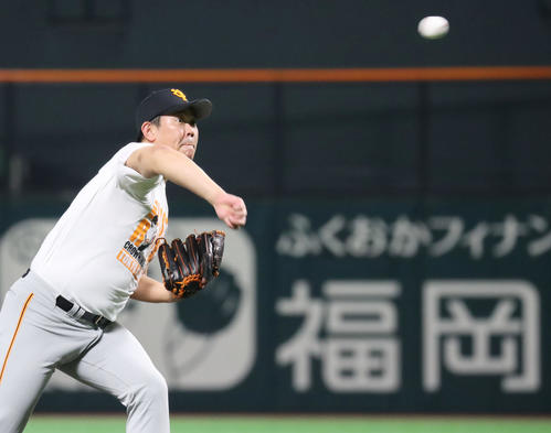 投内連係で投球する巨人山口（撮影・垰建太）