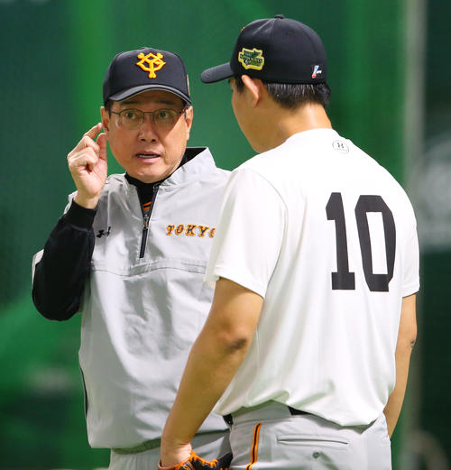 練習中、巨人原監督（左）は山口と言葉を交わす（撮影・垰建太）