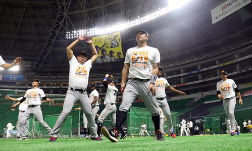 ヤフオクドームで前日練習を行う、左から巨人坂本勇、山口、阿部、クリソストモ・メルセデス、菅野ら選手たち（撮影・垰建太）