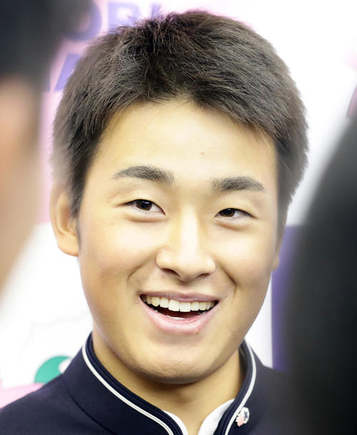 巨人1位指名の青森山田・堀田は報道陣の質問に笑顔を見せる（撮影・浅見桂子）