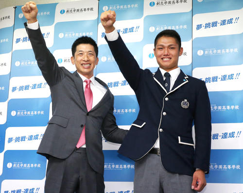 2019年10月18日　指名のあいさつに訪れた矢野燿大監督（左）と一緒にガッツポーズを見せる創志学園の西純矢（撮影・上山淳一）