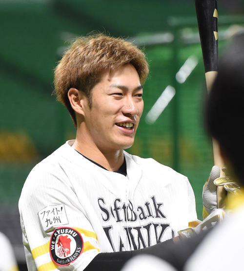 日本シリーズ練習で笑顔を見せる柳田悠岐（撮影・今浪浩三）