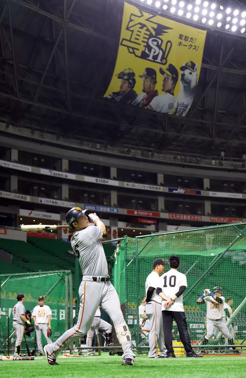 ロングティーを行う巨人坂本勇（撮影・垰建太）