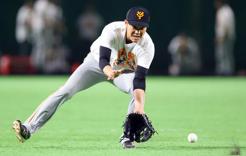 ノックを受ける巨人坂本勇（撮影・垰建太）