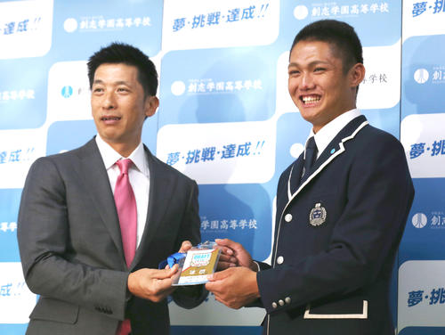 2019年10月18日　阪神1位指名あいさつ後、矢野燿大監督（左）自らが書いたサイン入りドラフトIDを受け取り笑顔を見せる創志学園の西純矢（撮影・上山淳一）