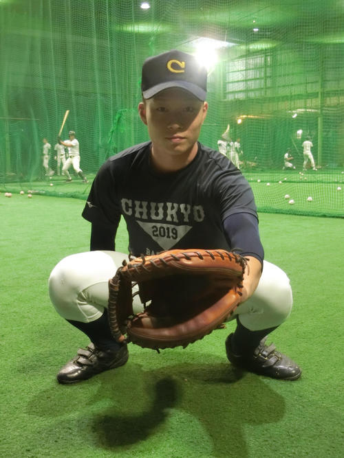 指名から一夜明け、室内練習場で構える中京学院大中京・藤田（撮影・奥田隼人）