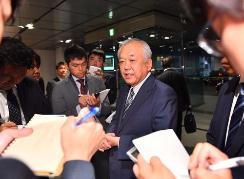 矢野燿大監督から報告を受け、囲み取材に応じる阪神タイガース藤原崇起オーナー（撮影・上田博志）