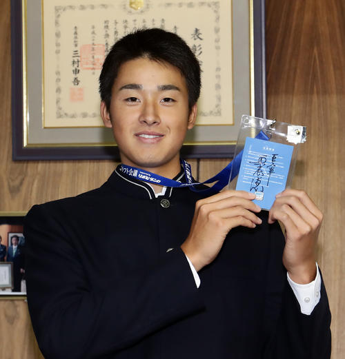 巨人1位指名の青森山田・堀田は、ドラフト会議の原監督直筆サインが入ったIDを手に笑顔を見せる（撮影・浅見桂子）