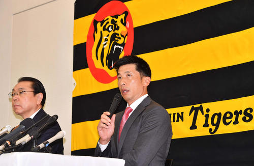 オーナー報告を終え阪神タイガース揚塩健治球団社長（左）と会見する矢野燿大監督（撮影・上田博志）