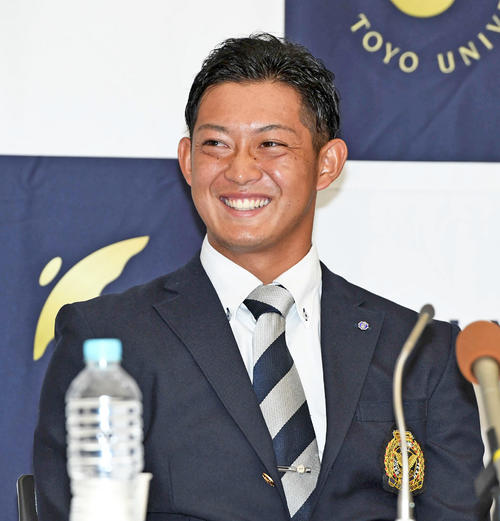 ロッテにドラフト2位で指名され、笑顔を見せる東洋大・佐藤（2019年10月17日撮影）