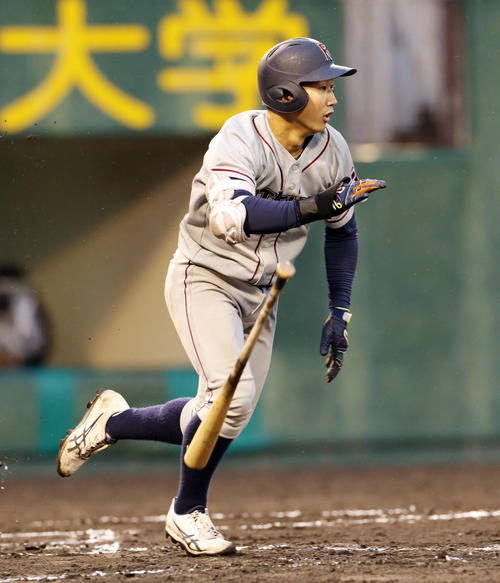 立命大対同大　1回表立命大無死、右越えに先頭打者本塁打を放つ宮崎竜（撮影・前田充）