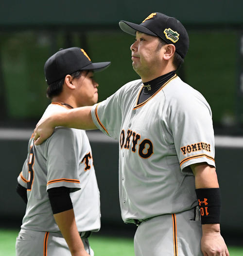 ソフトバンク対巨人　7回裏ソフトバンクに3失点した田口（左）をなぐさめる阿部（撮影・山崎安昭）