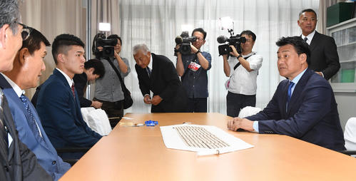 指名あいさつで東邦を訪れた与田監督（右）は森田監督、石川（左から）と話す（撮影・前岡正明）
