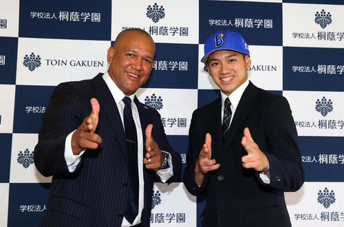 指名あいさつに訪れたDeNAラミレス監督（左）と「ゲッツ」をする桐蔭学園・森