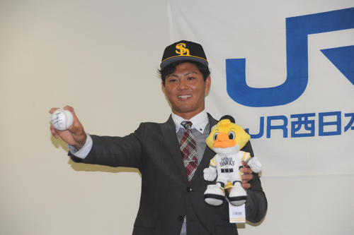 ソフトバンクのドラフト1位、JR西日本・佐藤は球団からの指名あいさつを受け活躍を誓う（撮影・浦田由紀夫）