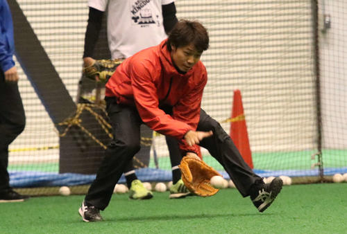 室内練習場でノックを受ける日本ハム中島（撮影・山崎純一）