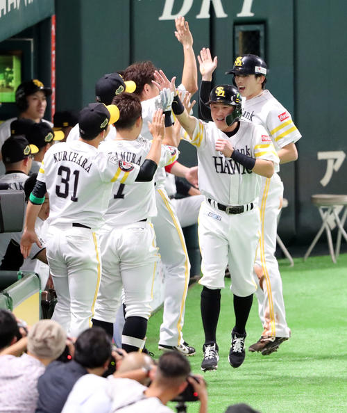 ソフトバンク対巨人　7回裏ソフトバンク1死一、三塁、牧原に適時打で生還しナインの出迎えを受ける川島（右手前）と周東（同奥）（撮影・垰建太）