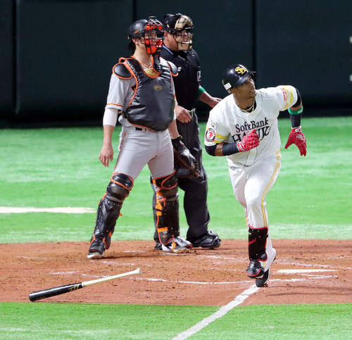 ソフトバンク対巨人　2回裏ソフトバンク1死二塁、勝ち越しの2点本塁打を放つグラシアル（撮影・垰建太）