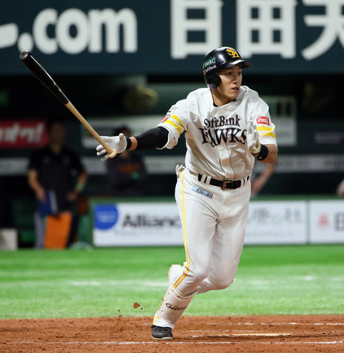 ソフトバンク対巨人　7回裏ソフトバンク1死一、三塁、柳田は右前適時打を放つ（撮影・栗木一考）
