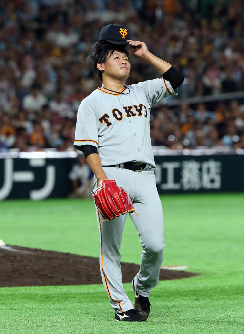 ソフトバンク対巨人　7回裏ソフトバンク1死一、三塁、代打福田の二ゴロで失点しガックリする田口（撮影・栗木一考）