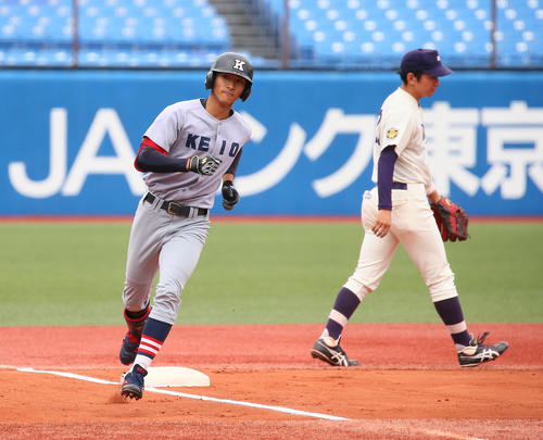 慶大対明大　1回表慶大1死二塁、中越え2点本塁打を放ちダイヤモンドを1周する柳町（左）（撮影・足立雅史）