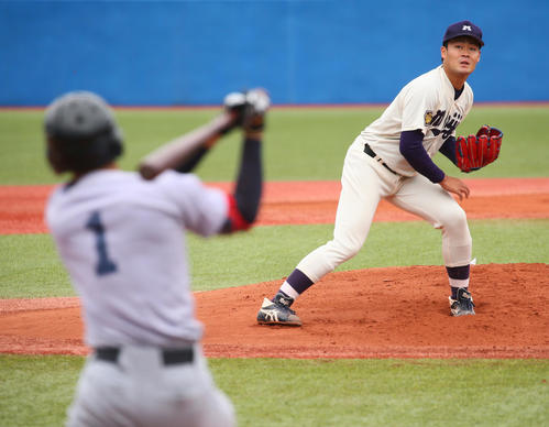 慶大対明大　1回表慶大1死二塁、柳町（左）に中越え2点本塁打を浴びる伊勢（撮影・足立雅史）