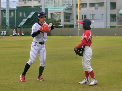鳴尾浜球場で開催された野球教室で、子どもたちに指導する侍ジャパンU－18女子代表選手（撮影・奥田隼人）