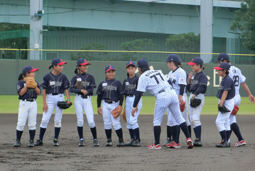鳴尾浜球場で開催された野球教室で、子どもたちに指導する侍ジャパンU－18女子代表選手ら（撮影・奥田隼人）