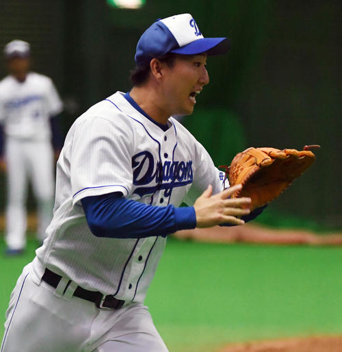 投内連係で軽快な動きを見せる藤嶋（撮影・前岡正明）