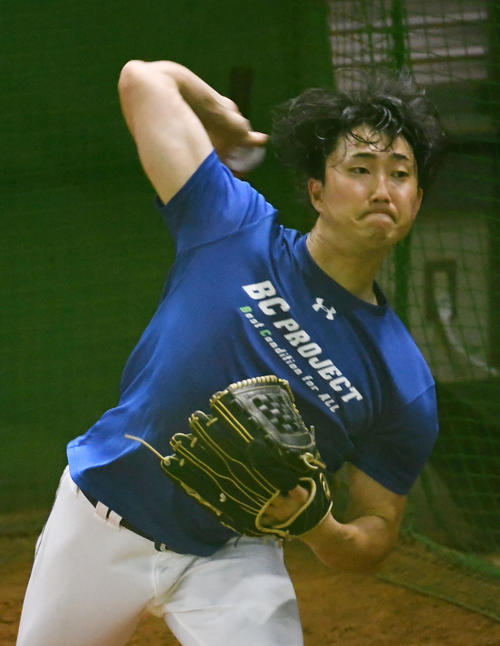 ブルペンで投球練習を行う藤嶋（撮影・前岡正明）