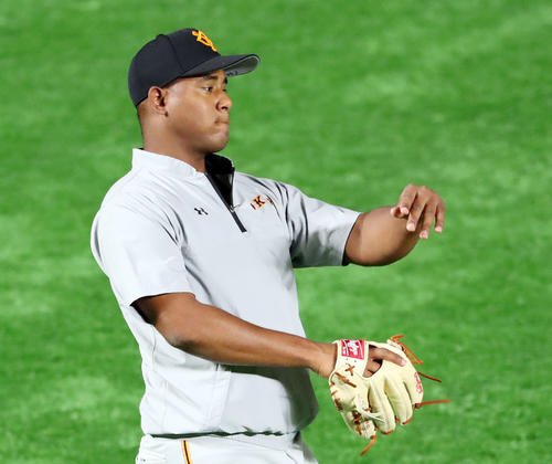 試合前、キャッチボールする巨人メルセデス（撮影・垰建太）