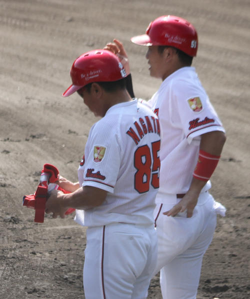 フェニックスリーグ巨人戦に3番遊撃で先発した小園（右）。左は永田2軍外野守備走塁コーチ
