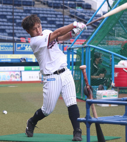 ロングティーを行うロッテ田村（撮影・久永壮真）