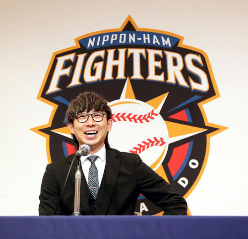 FA権を行使せず残留を表明し、笑顔で会見に臨む日本ハム金子（撮影・佐藤翔太）