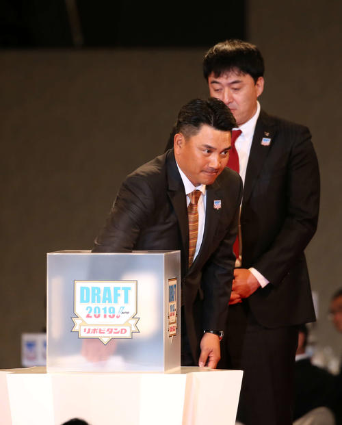 大船渡・佐々木の交渉権くじを右手で引くロッテ井口監督（手前）（2019年10月17日撮影）